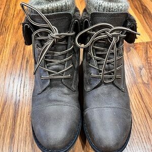 Women's Cliffs by White Mountain.Brown‎ boots 9M.Textile,Faux Fur.Good Condition
